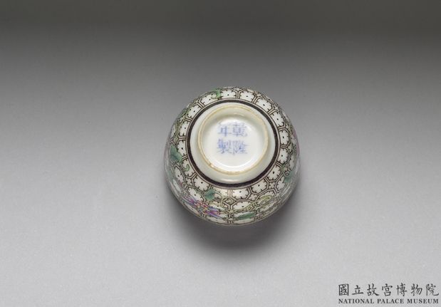 Wine cup in falangcai enamels on white ground with painted pattern of flower brocade. Qing dynasty, Qianlong reign, 1741-China Archive